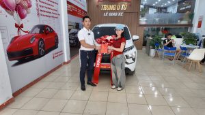 Trung Ô Tô bàn giao xe ô tô cho em gái tại showroom Trung Ô Tô
