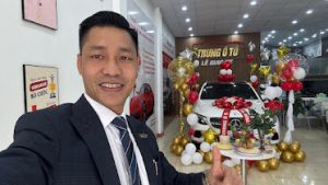 Trung Ô Tô bàn giao xe ô tô cho em gái tại showroom Trung Ô Tô