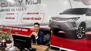 Trung Ô Tô chụp ảnh tại showroom Toyota Mỹ Đình