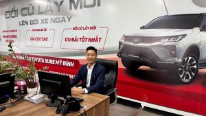 Trung Ô Tô chụp ảnh tại showroom Toyota Mỹ Đình