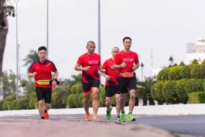 Trung Ô Tô và Phạm Thành Long cùng cộng đồng EagleCamp chạy bộ rèn luyện sức khỏe