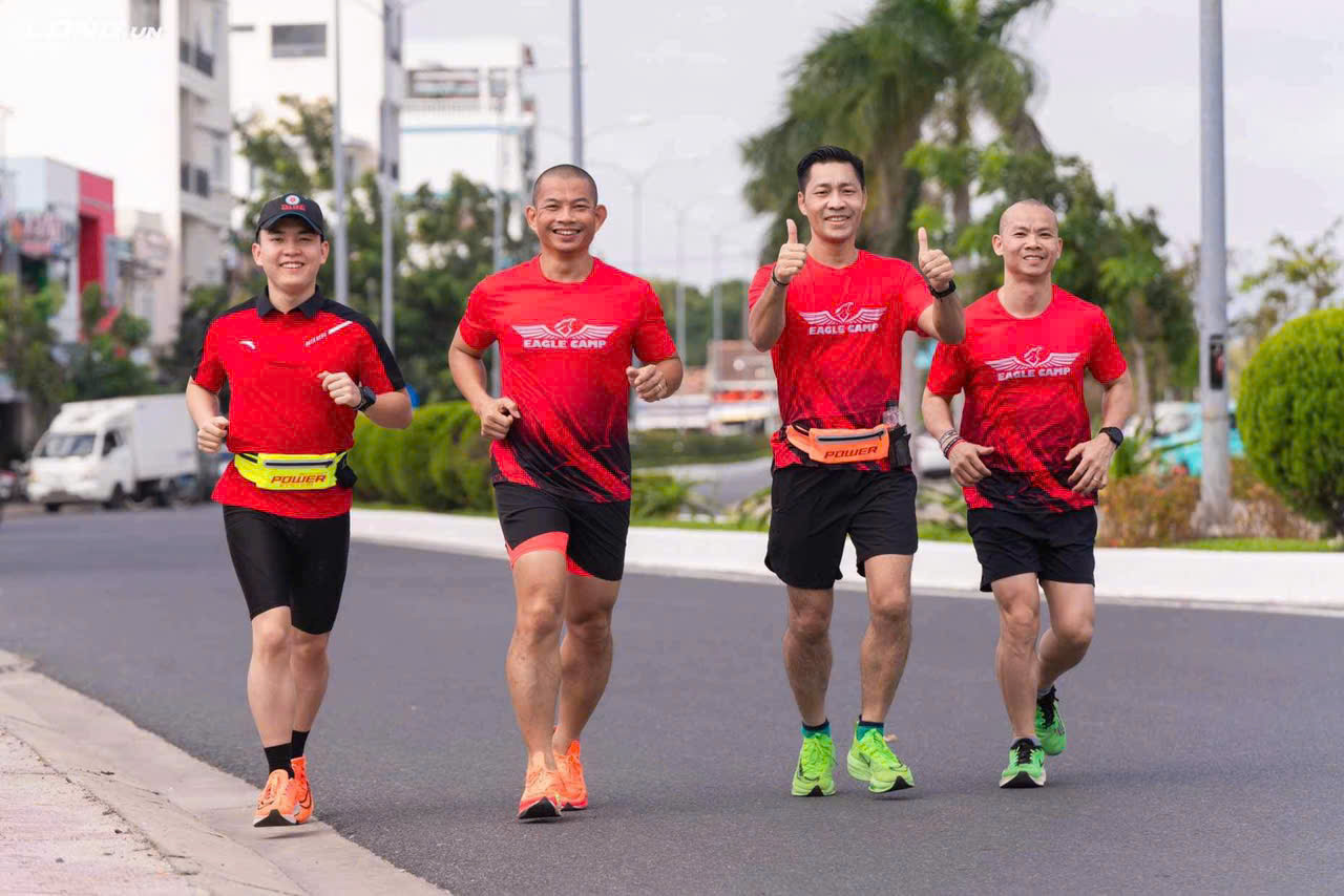 Trung Ô Tô và Phạm Thành Long cùng cộng đồng EagleCamp chạy bộ rèn luyện sức khỏe